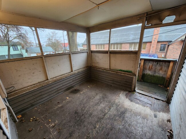 Building Photo - 620 NE Maple St