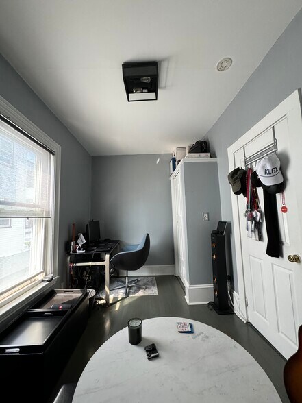 Building Photo - 1062 Saratoga St