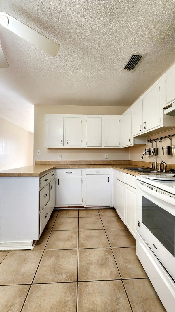 Building Photo - $500 bonus & Cozy 3 bed/1 bath home with s...
