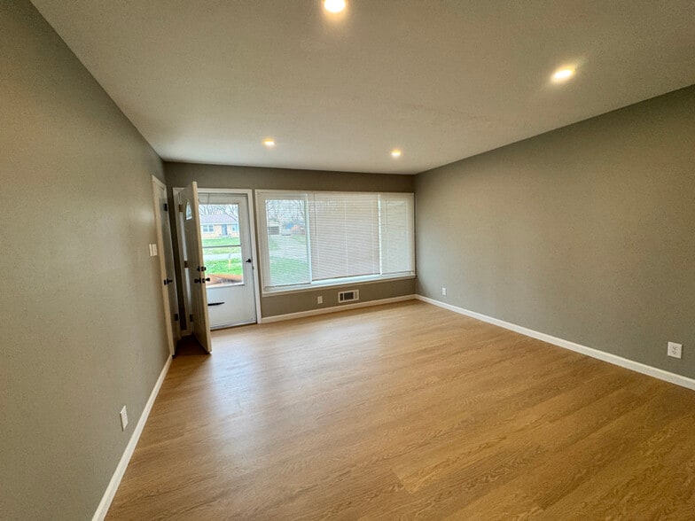 Building Photo - 1400 E Hanna Ave