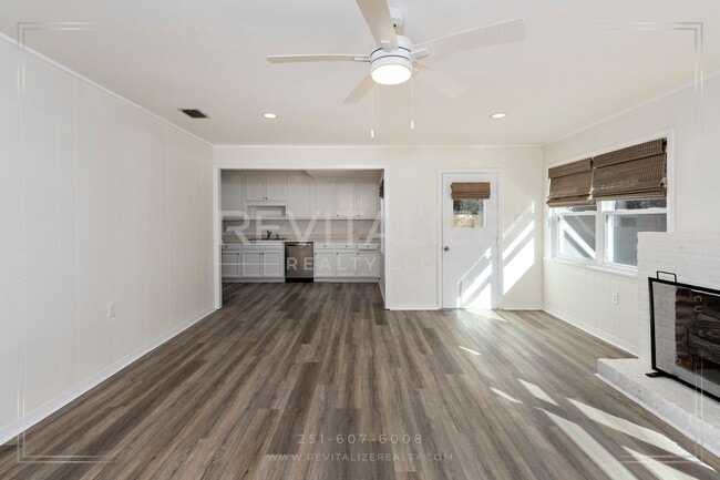 Building Photo - Perfect 3 Bd / 2 Ba Olde Towne Daphne Home!