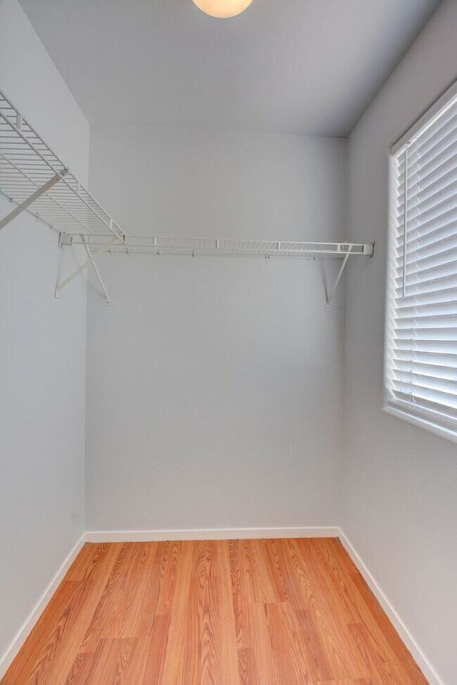 Building Photo - BEAUTIFUL 2 STORY SINGLE FAMILY HOME WITH 3 BEDROOMS AND 2.5 BATHS LOCATED IN SOUTHWEST