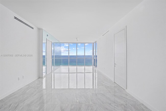 Building Photo - 100 South Pointe Dr