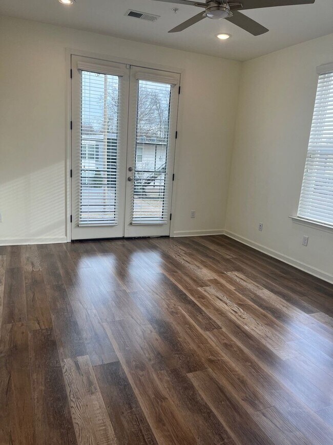 Building Photo - Gorgeous Flat in Overton Square