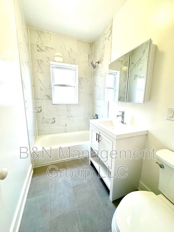 Building Photo - 1065 W Dakin St