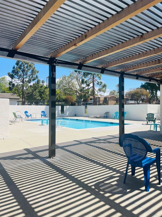Building Photo - Spacious 2-bedroom, 2-bathroom condo featu...