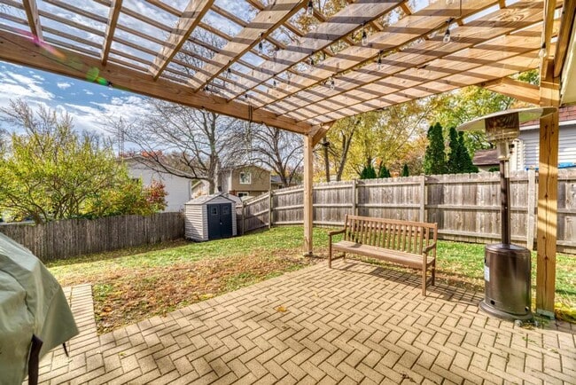 Building Photo - 585 Cambridge Way