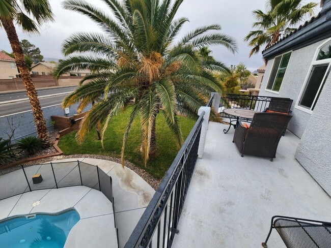 Building Photo - Entertainers Delight with minutes of shopping and restaurants