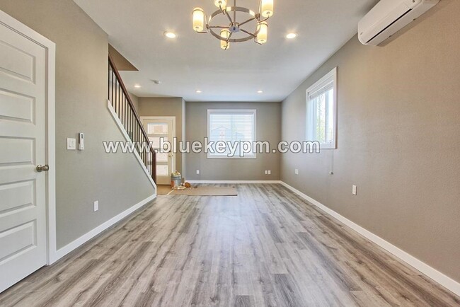 Building Photo - 2 Bed, 2.5 Bath Uptown Townhouse