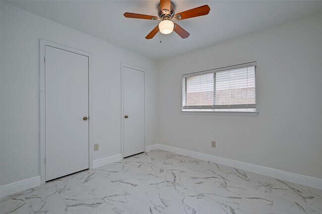 Building Photo - 16015 Surrey Woods Dr