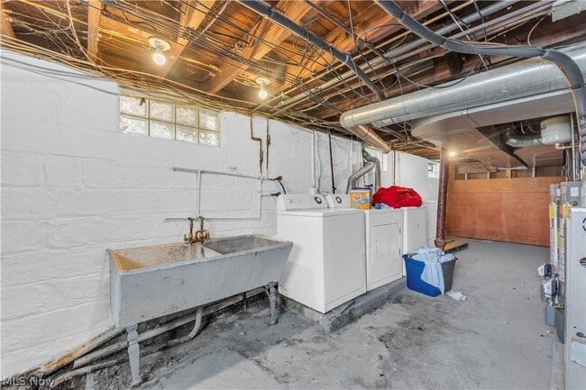 Building Photo - 9002 Rosewood Ave