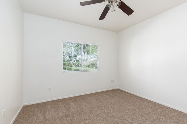 Building Photo - Enormous second story unit in upscale gated Summerlin community