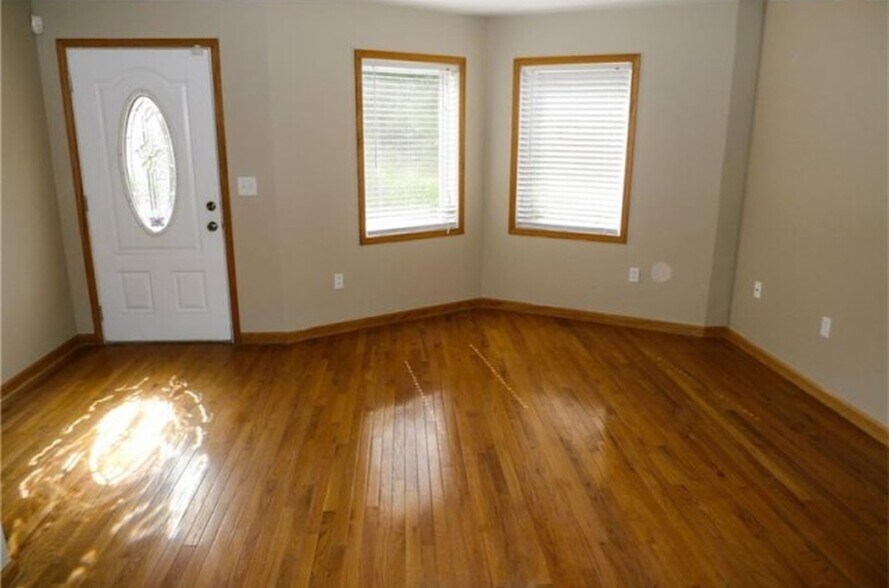 Building Photo - 20 E Amanda Ave