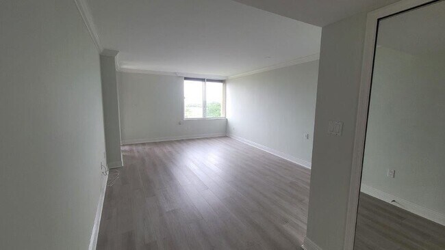 Building Photo - 2480 Presidential Way