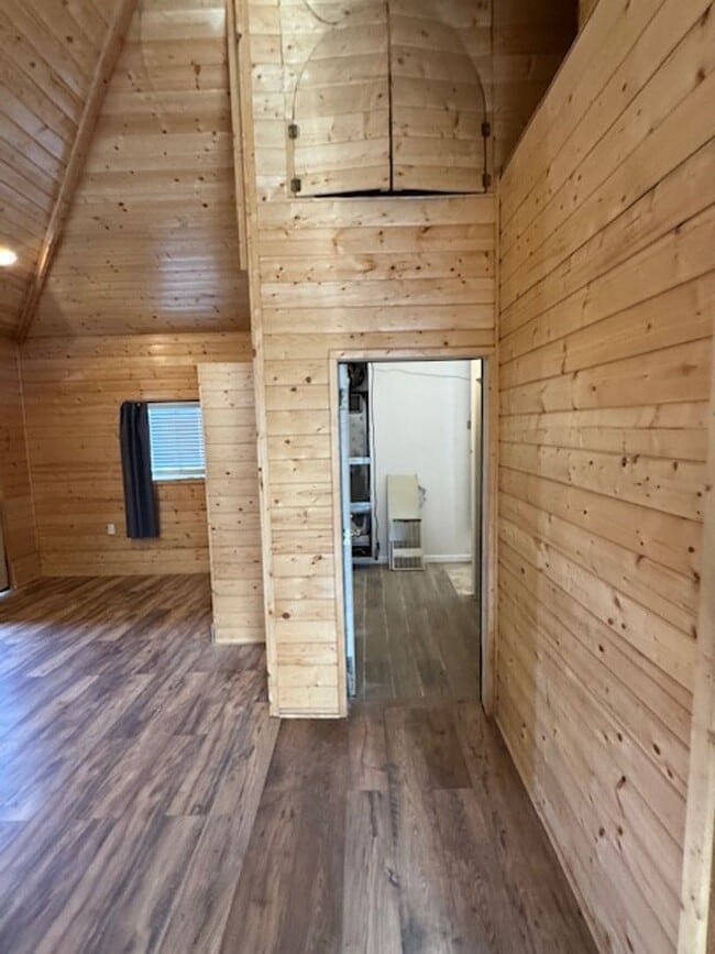Building Photo - 4 BEDROOM HOME INCLUDES SEPARATE GUEST QUARTERS -FURNISHED OR UNFURNISHED- TONS OF PARKING