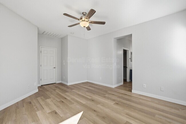 Building Photo - 1711 W Twain Ct