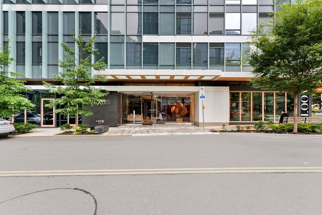 Building Photo - Bright and Modern World-Class Condo