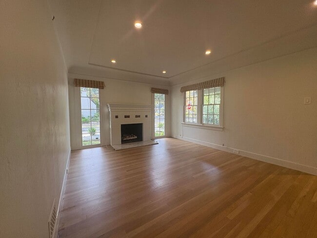 Building Photo - Mediterranean Bungalow in Community Center...