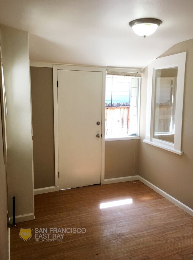 Building Photo - Captivating 2bd/1ba House with Garage/Work...