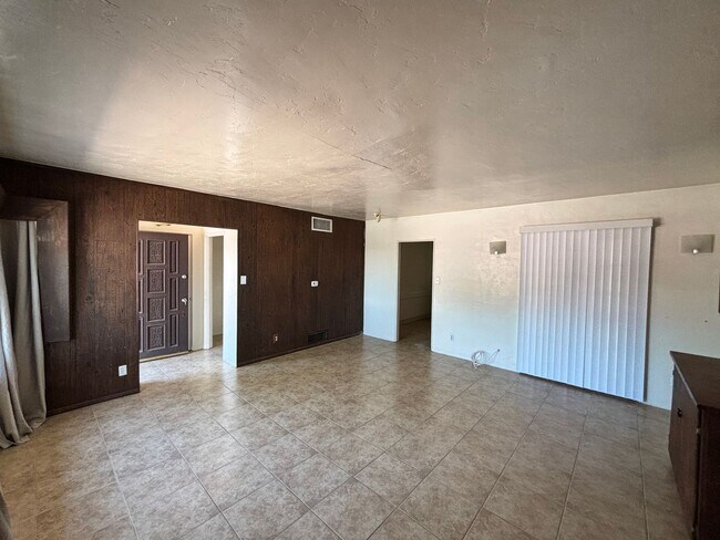 Building Photo - 4132 E Kings Rd