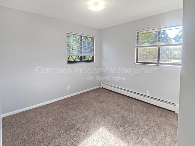 Building Photo - 136 N Lake St