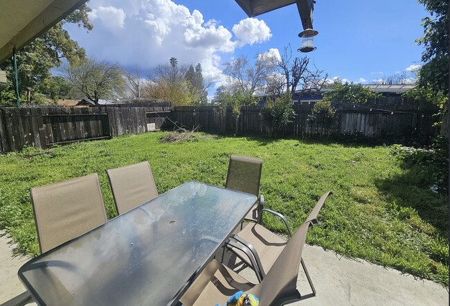 Building Photo - 1016 Drake Dr