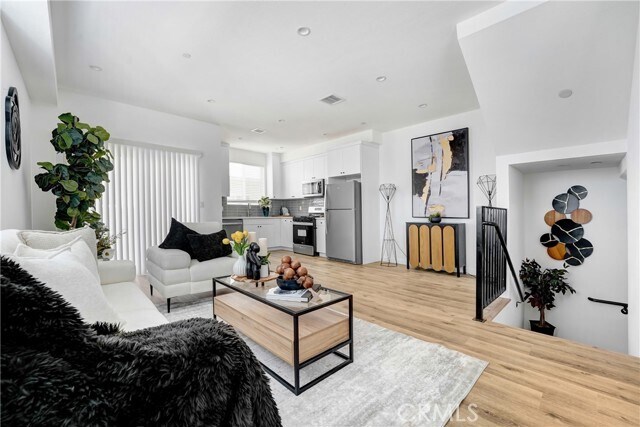 Building Photo - 11950 Vanowen St