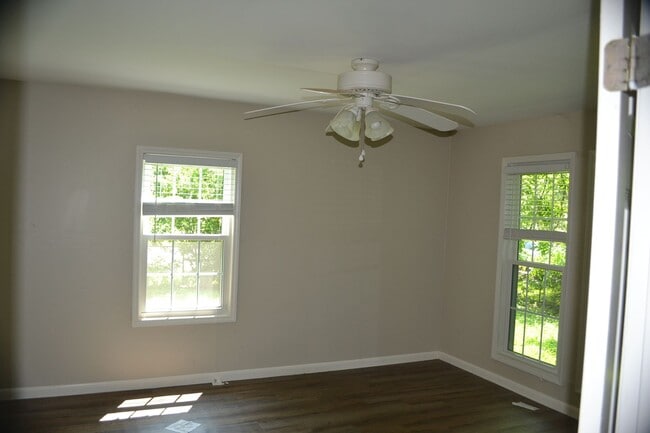 Building Photo - Charming 2 Bed/ 1 Bath Coming Soon!!!