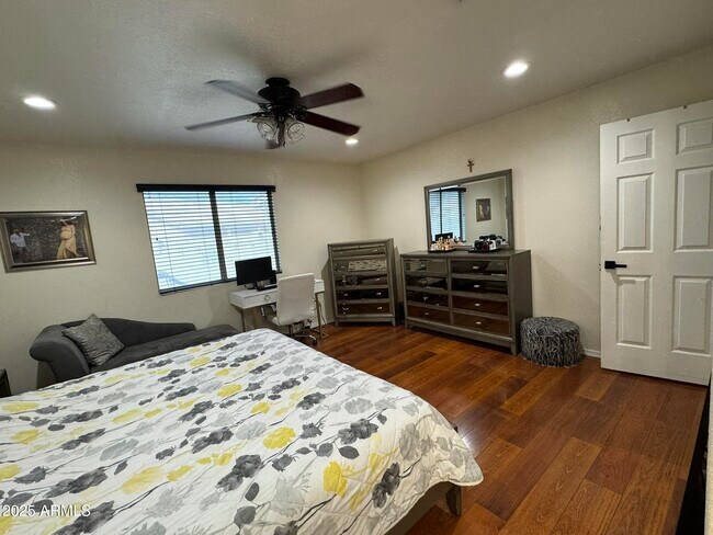 Building Photo - 820 N Owl Dr