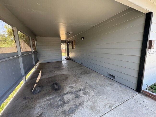 Building Photo - Updated Interior home in Dinuba near Shopp...
