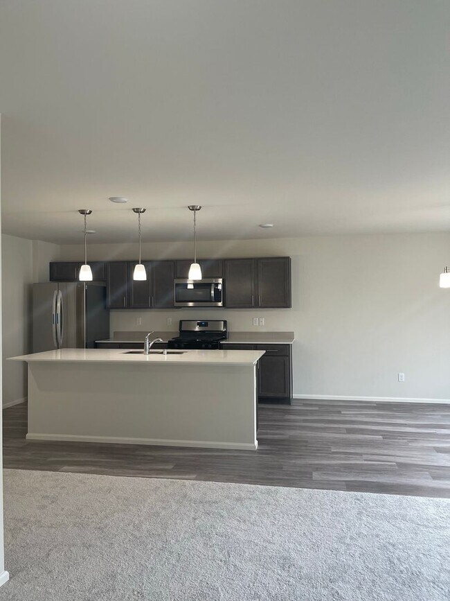 Building Photo - 4 bedrooms + BONUS ROOM And 2.5 baths Tumw...