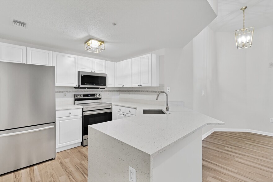 Building Photo - 5095 Fairways Cir