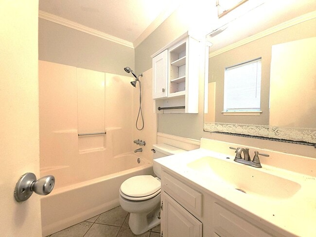 Building Photo - 308 Lakeview St