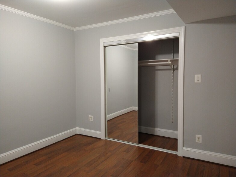 Building Photo - 515 Seward Sq SE