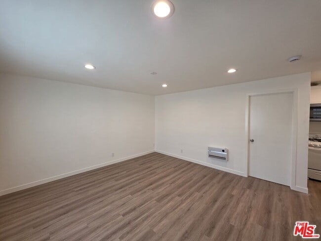 Primary Photo - 2400 Vanderbilt Ln