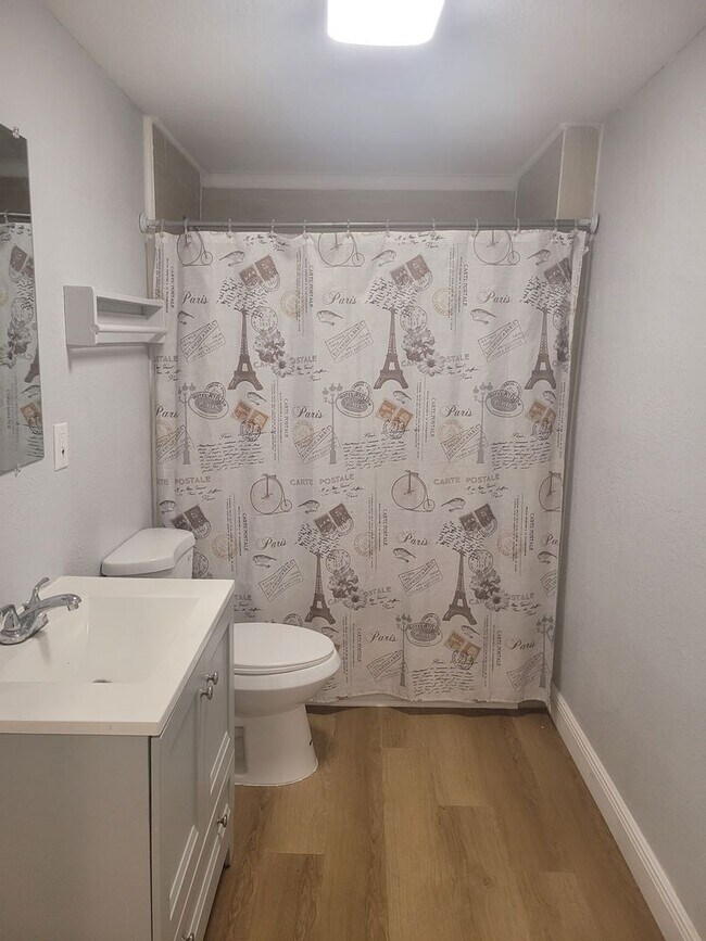 Building Photo - 1320 S Oleander Ave