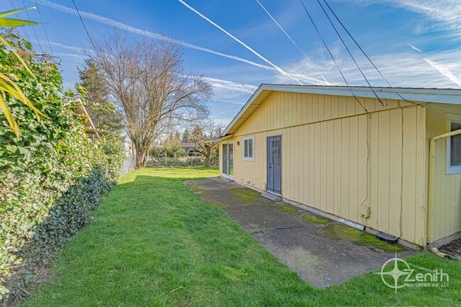 Building Photo - 3210 NE 44th St