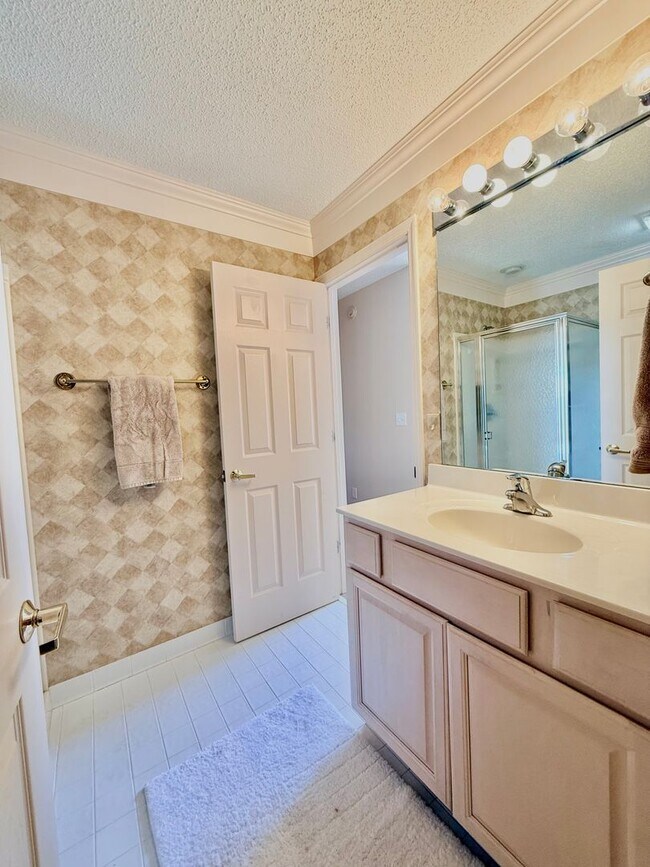 Building Photo - Spacious Home in Kenmure