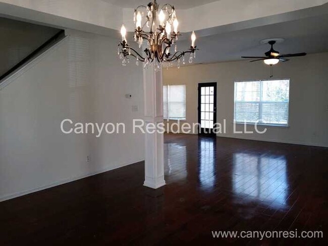 Building Photo - Beautiful, spacious 3-bedroom house with b...