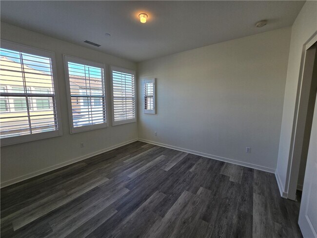 Building Photo - 60 Bay Laurel