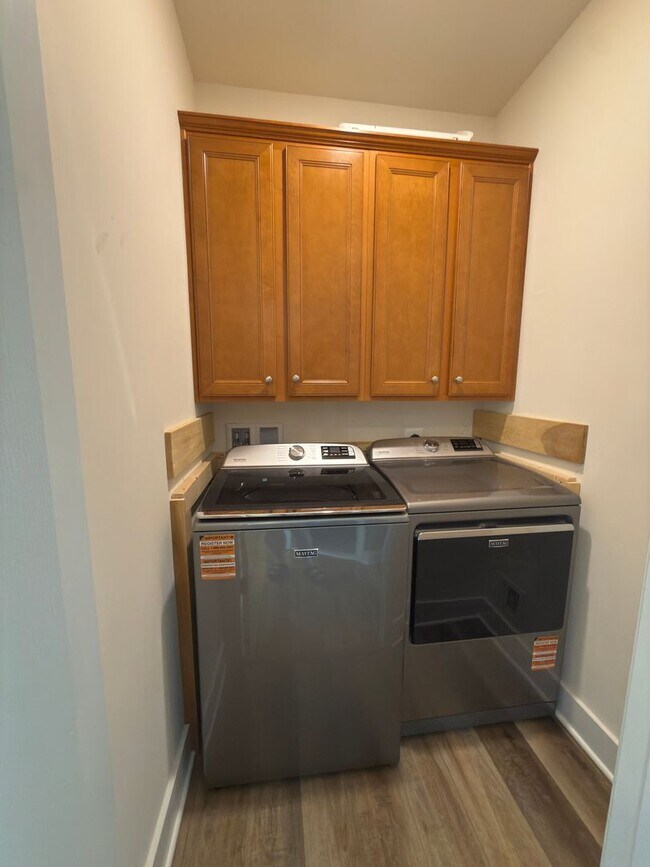 Building Photo - Spacious 4 Bed 3.5 Bath Home in Round Hill VA For Rent!