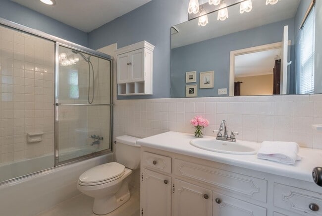 Building Photo - 4BR/ 3BA in West Hills + TWO 2-car garages, screened patio, fenced backyard