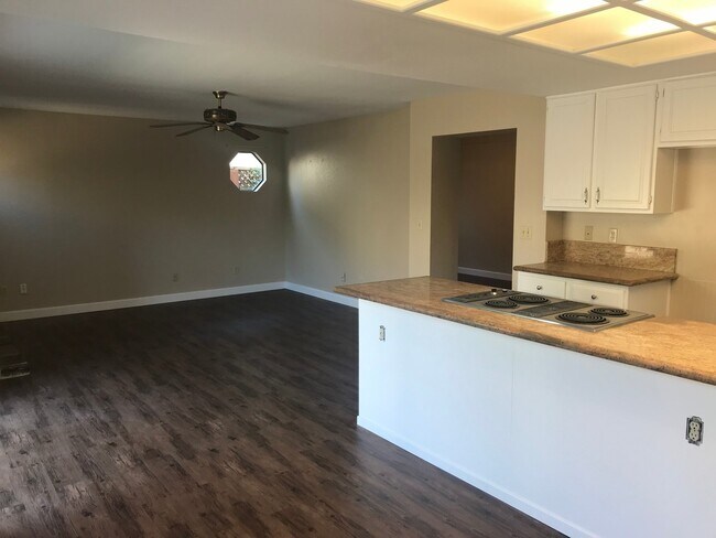 Building Photo - 4 bed & 3 full bathrooms in Tracy!