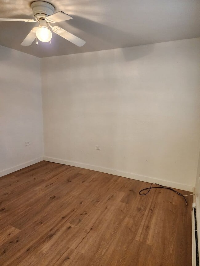 Building Photo - 1 bed 1 bath unit w/ shared laundry