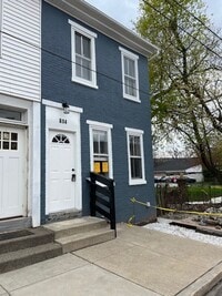 Building Photo - 3 Bedroom Renovated Twin Available Now!
