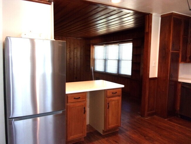 Building Photo - 304 Oak Dr