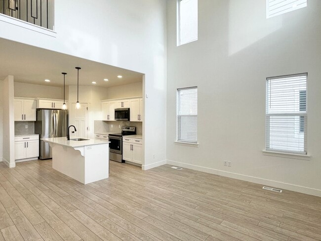 Building Photo - Gorgeous Townhome at Mountain Ridge!