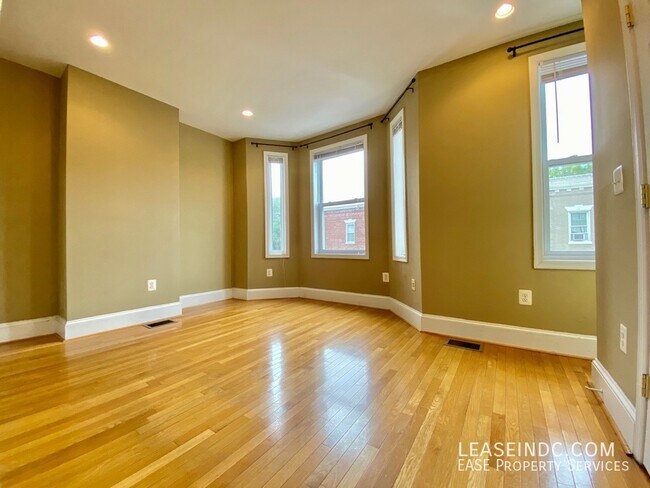 Building Photo - 446 Lamont St NW
