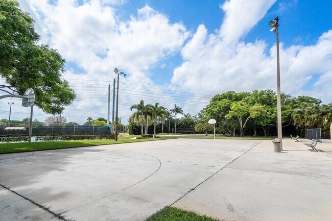 Building Photo - 624 6th Way
