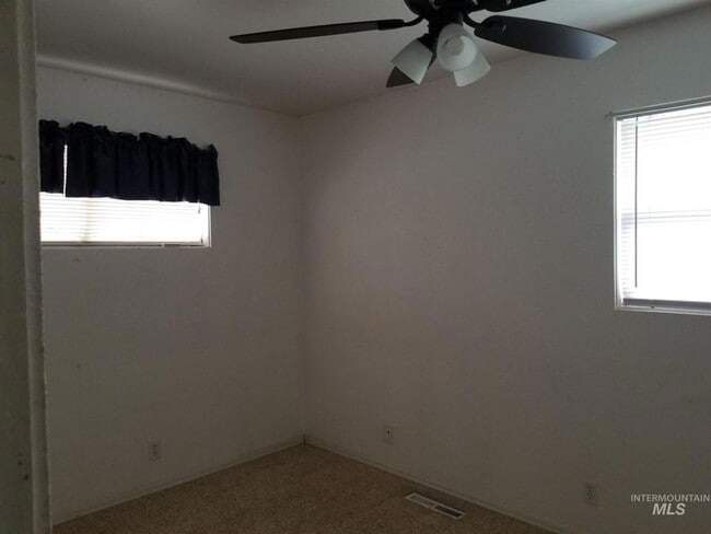 Building Photo - Rare 4 bedroom, 2 bath home on cul-de-sac.